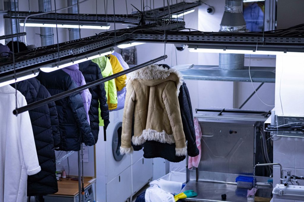 ein Raum mit einem Haufen Kleidung, die auf einem Ständer hängt